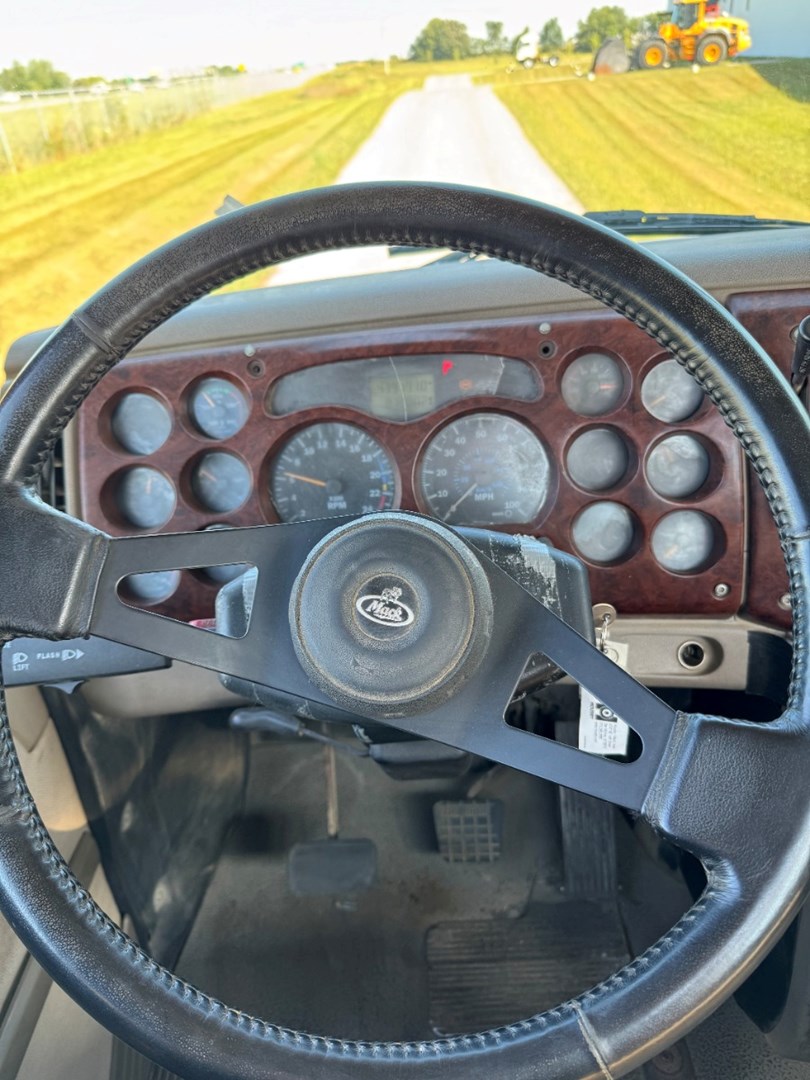 2007 MACK CXN613 - USED TRUCKS DAY CAB - image 13